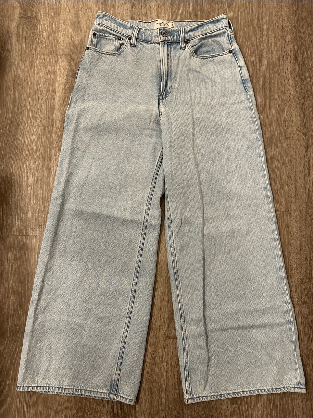 Abercrombie & Fitch - The Wide Leg High Rise Jeans